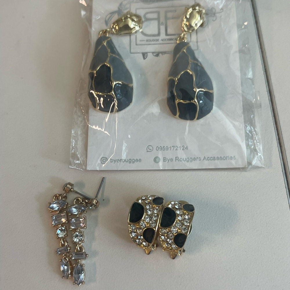 Gold and Black Earrings Set